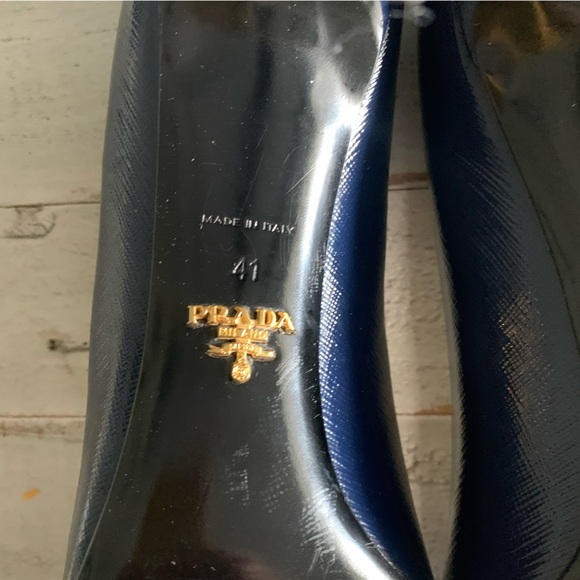 Beautiful Blue Leather Prada Pumps. - Picture 7 of 9
